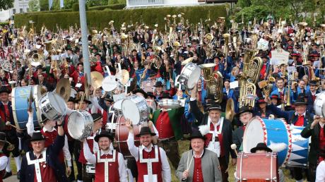 Das Bezirksmusikfest in Rammingen war ein Höhepunkt für Blasmusikfans. Beim Gemeinschaftschor spielten rund 1200 Musikerinnen und Musiker mit.