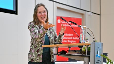 Die Malerin Angelika Böhm-Silberhorn aus Utting hat den diesjährigen Kunstpreis des Landkreises erhalten.