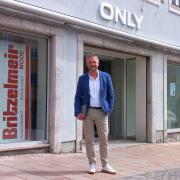 Florian Britzelmeir wird in der Donauwörther Reichsstraße einen neuen Laden eröffnen. Er stemmt sich damit gegen einen traurigen Trend.