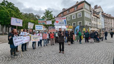 Zum Protesttag zur Gleichstellung behinderter Menschen fand eine Aktion in der Landsberger Fußgängerzone statt.
