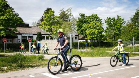 Im Rahmen des Aktionsmonats für mehr Radverkehrssicherheit stellte sich Polizeipräsident Martin Wilhelm am Montag der Fahrradführerschein-Prüfung.