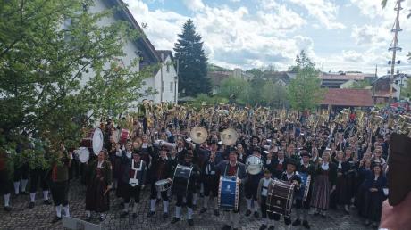 Beim Bezirksmusikertreffen in Obergessertshausen präsentierten rund 300 Musikerinnen und Musiker aus dem ASM-Bezirk 11 Krumbach einen imposanten klangvollen Gemeinschaftschor. Auf unserem Foto zeigen sie den Musikergruß "Instrumente hoch!".