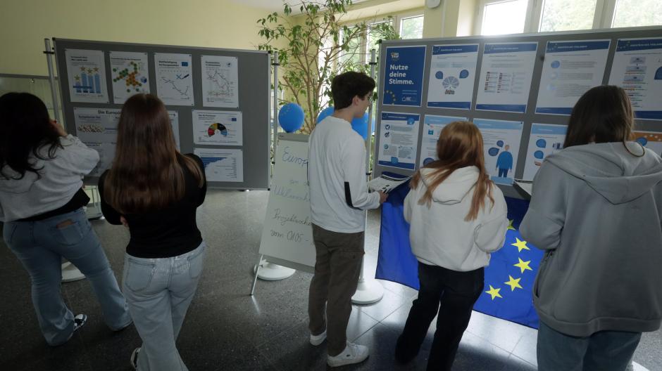 Eine Wanderausstellung an der Welserschule fasst die wichtigsten Fakten zur EU für die Jugendlichen zusammen.
