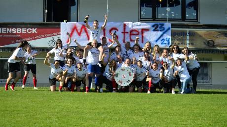 Ausgiebig feierten die Fußballerinnen der SG Sielenbach/Inchenhofen die Meisterschaft in der Bezirksliga Nord.