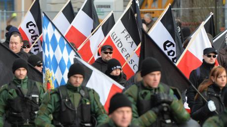 Teilnehmer eines Aufmarsches des Neonazi-Netzwerks Freies Netz Süd in Wunsiedel, bewacht von Polizisten. In Bayern laufen 29 Disziplinarverfahren gegen Beamte wegen des Verdachts auf Rechtsextremismus oder Verschwörungsideologie.