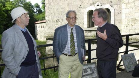 Der US-Künstler Frank Stella (Mitte) besuchte 2000 die KZ-Gedenkstätte Oberer Kuhberg. Silvester Lechner (rechts) und der Zeitzeuge Hans Gasparitsch führten ihn damals durch das DZOK.