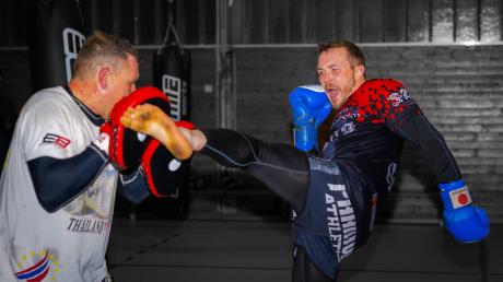 Kickboxer Wassili Gebel (rechts, mit Trainer Jürgen Schneider) kämpft am Samstag in Florida um den Weltmeistertitel.