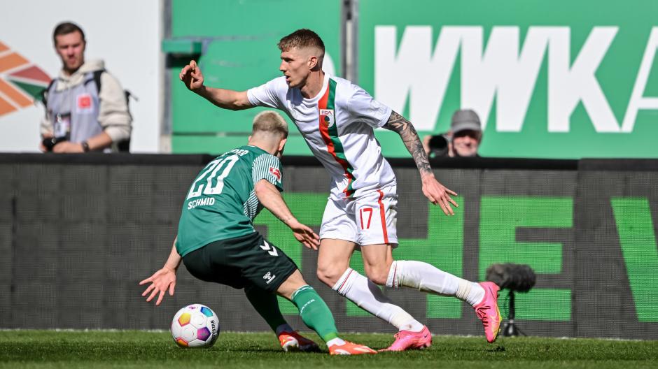 Noch hat der FC Augsburg die Kaufoption nicht gezogen, aber die Wahrscheinlichkeit ist hoch, dass Kristijan Jakic (rechts) der erste Neuzugang des Fußball-Bundesligisten wird.