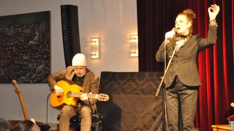 Nessie Tausendschön trat zusammen mit Gitarrist William Mackenzie im Thaddäus in Kaisheim auf.