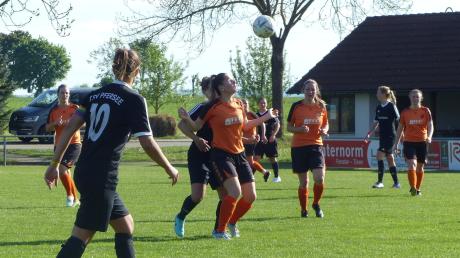 Emily Uhl (in Orange-Schwarz) sichert hier den Ball. Links Melanie Senz, rechts von Uhl Andrea Koukol und ganz rechts Jana Ernst.