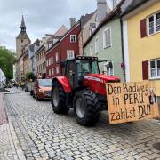 Die Montagsdemo in Landsberg darf wieder mit Fahrzeugen stattfinden. Der Demonstrationszug führte unter anderem durch die Schlossergasse.