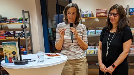 Die Trilogie um das Münchner Feinkostgeschäft Dallmayr von Lisa Graf (links) sowie „Das Erbe unserer Zeit“ von Clara Lindemann wurden bei der Lesung in der Meringer Bücherei vorgestellt.
