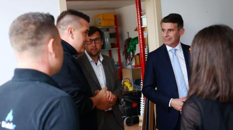 Am 3. Mai besuchte bayerische Europaminister Eric Beißwenger (CSU) die Firma in Buch. Von links: Patrick Rall, Markus Wöhrle und Eric Beißwenger.