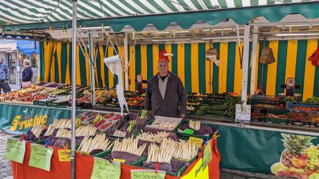 Peter Pott verkauft mit Unterstützung seiner Familie eine große Auswahl an Obst und Gemüse auf dem Dillinger Wochenmarkt. 