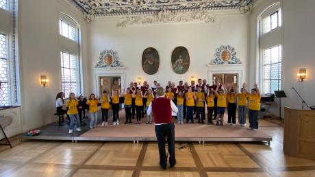 Singen ist generationsübergreifend – das stellten die Chorklasse der Grundschule Reisensburg und der MGV Zusamklang Aichen eindrucksvoll unter Beweis.