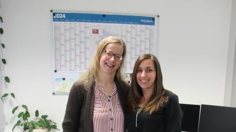 Die beiden PR-Journalistinnen Katja Hirscher (links) und Nadine Valentin erstellen die kostenlose Wochenzeitung Illertissen extra. 