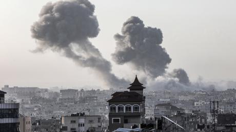 Rauch steigt nach israelischen Luftangriffen in der Nähe von Rafah auf. Nach Angaben der Israelischen Verteidigungsstreitkräfte (IDF) hat das israelische Militär die Kontrolle über die palästinensische Seite des Grenzübergangs Rafah übernommen. 
