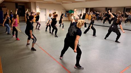 Rund 20 Erwachsene nehmen am zweiten Erwachsenen-Hip-Hop-Kurs vom Tennisclub Kühlenthal teil.