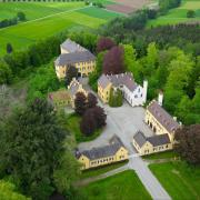 Das historische Anwesen Schloss Seyfriedsberg südlich von Ziemetshausen soll verkauft werden. 