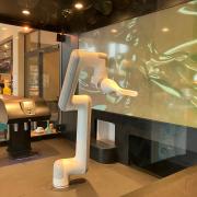 Er kann tanzen, winken, piepsen und Kaffee kochen: Ein Roboter mixt in einer Neuburger Edeka-Filiale neuerdings ausgefallen Kaffe-Kreationen.