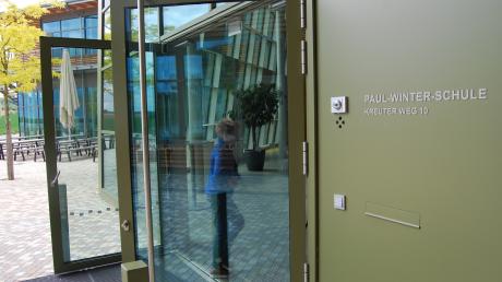 Unauffällig steht der Name an der Eingangstür zur Paul-Winter-Realschule. Das Kultusministerium sieht die Entscheidung darüber im Landkreis. 