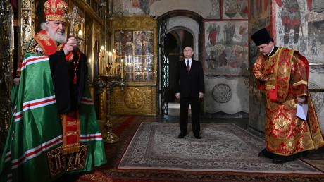 Der russische Präsident Wladimir Putin nimmt nach seiner Amtseinführung an einem Gebetsgottesdienst teil, der von Patriarch Kirill, Oberhaupt der orthodoxen Gläubigen in Russland, in der Verkündigungskathedrale des Kremls geleitet wird.  