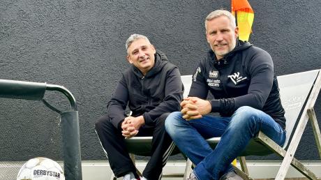 Ex-Profi Timo Wenzel (rechts) aus Neu-Ulm startet im Juni mit seiner Fußball-Akademie für Nachwuchskicker. Unterstützt wird er dabei von Hans-Peter Linder (links).