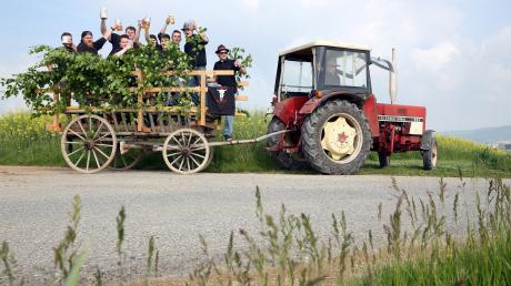 Vatertag Eine Gruppe Männer ist am 25.05.2017 bei ihrer Vatertagstour mit einem Traktor und einem geschmückten Anhänger bei Waldhausen (Baden-Württemberg) unterwegs. Foto: Thomas Warnack/dpa ++ +++ dpa-Bildfunk +++