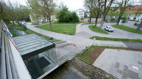 Der Vorplatz vor dem Landsberger Inselbad soll nach der Sanierung des Bades umgestaltet werden. Bis dahin soll eine Interims-Variante den Verkehr entzerren. 
