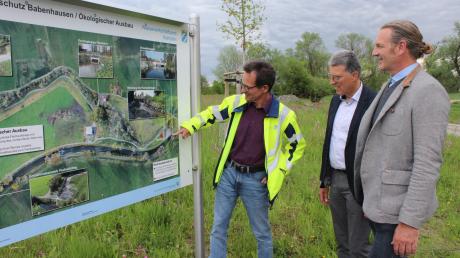 Eine Tafel zeigt, wo und wie sich Günz und Mühlkanal in Babenhausen verändert haben. Im Bild (von links): Karl Schindele, Leiter des Wasserwirtschaftsamts Kempten, Bürgermeister Otto Göppel und Walter Miller von den Günzfischern.