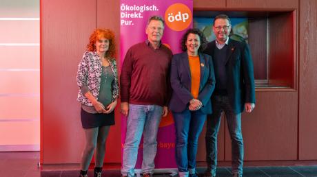 Die ÖDP-Kreisvorsitzende Karin Kuret und der Kreisvorsitzende Wolfgang Dörsamim mit Manuela Ripa und dem bayerischen Europaspitzenkandidaten Dr. Michael Stöhr (von links).