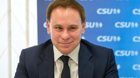 CSU-Parteichef Volker Ullrich gibt Ziele für die Europawahl aus. 