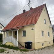 In diesem Einfamilienhaus in Schwabegg sollen bis zu 24 Personen untergebracht werden. "Unzumutbar", befand der Bauausschuss.