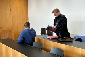 Der Angeklagte, hier mit seinem Verteidiger Michael Weiss, soll Mitglied einer Schockanrufer-Bande sein. Der 27-Jährige muss sich vor dem Augsburger Landgericht verantworten.