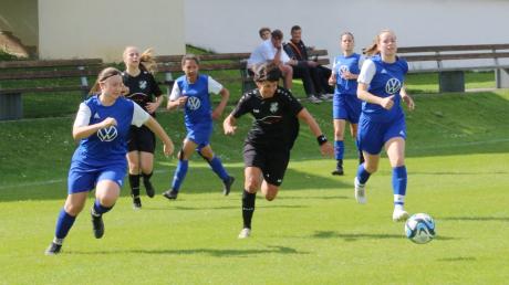 Die Bezirksliga-Damen aus Wechingen und Alerheim (in Schwarz, im Bild: Melanie Bengesser) haben sich im Heimspiel knapp durchgesetzt.