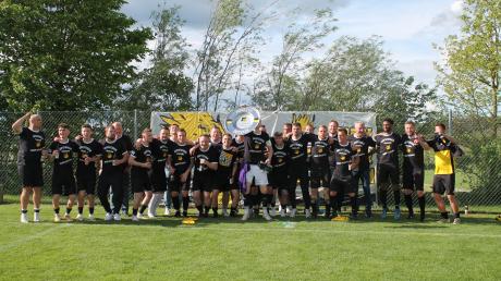 Der SV Neuburg hat es geschafft. Die Fußballer sind Meister der Kreisklasse West 1. Der Jubel kannte nach dem Sieg in Ebershausen keine Grenzen.
