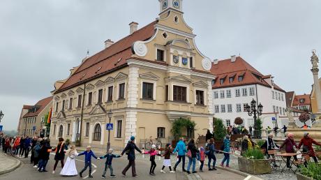Mit einer Menschenkette schützten 200 Friedberger und Friedbergerinnen am 8. Mai ihr Rathaus und damit die Demokratie.
