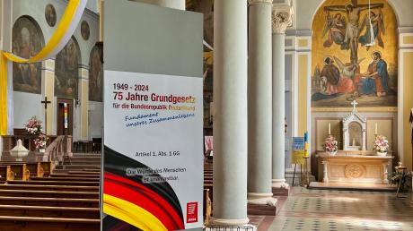 Den ganzen Mai über läuft  in der Stadtpfarrkirche und im Divano eine kleine Ausstellung zum Thema „75 Jahre Grundgesetz - Fundament unseres Zusammenlebens“.
