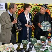 Keramik aus Zentralasien: Der Usbeke Ilkhom Bobomurodov ist das erste Mal beim Dießener Töpfermarkt dabei und wird bei der Eröffnung von Bürgermeisterin Sandra Perzul (rechts), Schirmherrin Victoria Mayer und Marktleiter Wolfgang Lösche begrüßt. 