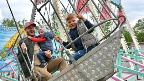 Haben zusammen Spaß am Vatertag beim Volksfest in Fischach: Tobias Sann mit Loki und Leon aus Fischach.