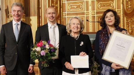 Für den Preisträger Daniel Barenboim nahm seine Ehefrau, Jelena Baschkirowa (rechts), den Marion-Samuel-Preis entgegen von der Stiftung Erinnerung, vertreten durch Ingrid Seinsch und Jörn Seinsch. Links Laudator Christoph Heusgen.