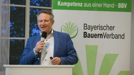 Referent Christian Bürger von der Münchner Geschäftsstelle des Bayerischen
Bauernverbands sprach bei der Ortsobmänner-Versammlung über Perspektiven der erneuerbaren Energien in der Landwirtschaft.