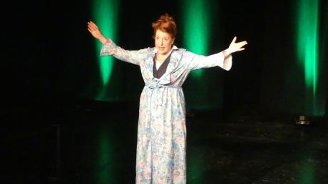 Luise Kinseher bei ihrem Auftritt im Theater am Espach in Babenhausen.