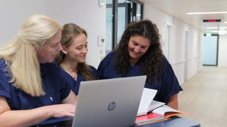 Barbara Hemm (links), Annika Müller (Mitte) und Laura Degortes lieben den Pflegeberuf. Das Josefinum bietet ihnen ein familiäres, vielfältiges Arbeitsumfeld und hervorragende Karrierechancen. 	