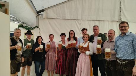 Ein fröhliches Prosit von Veranstaltern und Gästen auf das Fest der Schlossbrauerei Unterbaar!