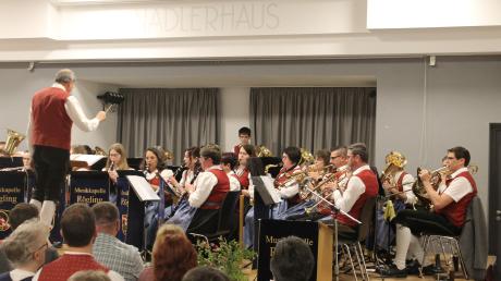 Die Musikkapelle Rögling überzeugte beim Frühlingskonzert musikalisch die vielen Besucherinnen und Besucher, die die Saal im Nadlerhaus komplett füllten.