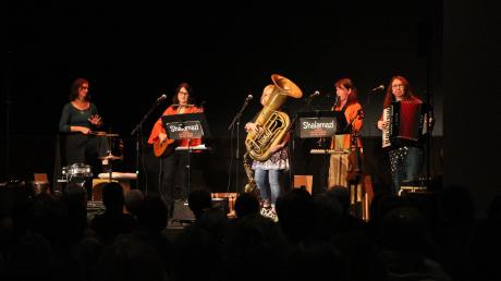 Die fünf fidelen Frauen von "Shalamazl" brachten eine gelungene bunte Mischung aus internationaler Folklore und heimatlichem Liedgiut auf die Bühne.
