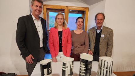 Susanne Petzold aus Dresden (Dritte von links) mit (von links) Benjamin Rohde von der Stifterfamilie Rohde, Bürgermeisterin Sandra Perzul und Marktleiter Wolfgang Lösche.