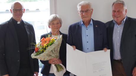 Große Anerkennung erhielt Brunner bei seiner Verabschiedung aus dem Vorstand der Ambulanten. Von links: Florian Markter, Rosemarie und Karl-Heinz Brunner sowie Horst Hartmann.