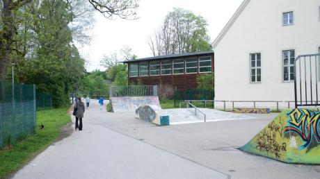 Der Bereich vor dem Landsberger Inselbad soll umgestaltet werden. Das Foto zeigt den Geh- und Radweg sowie die Skateranlage. 